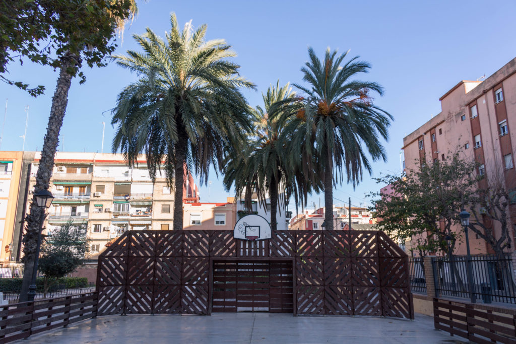 Cancha de baloncesto en el barrio de la Malvarrosa